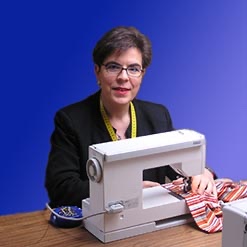 Anneke van der Ven achter haar naaimachine